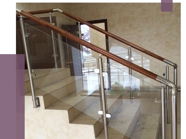 Комбинированные перила из металла и дерева в Волгограде